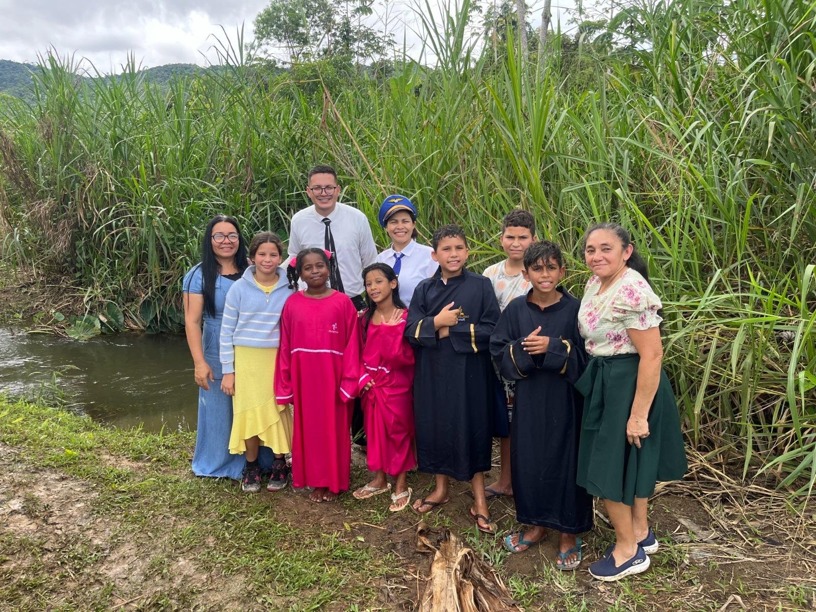 Una niña misionera invita a sus amigos a estudiar la Biblia y cuatro son bautizados en Brasil